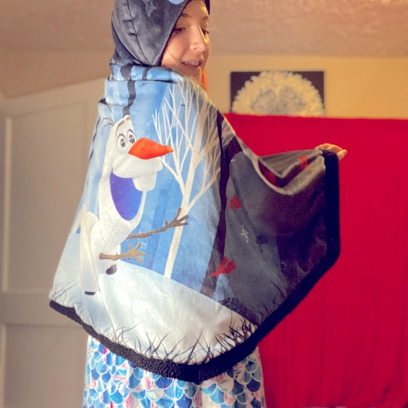 Frozen 2 Olaf fleece cape - Picture 1 of 10